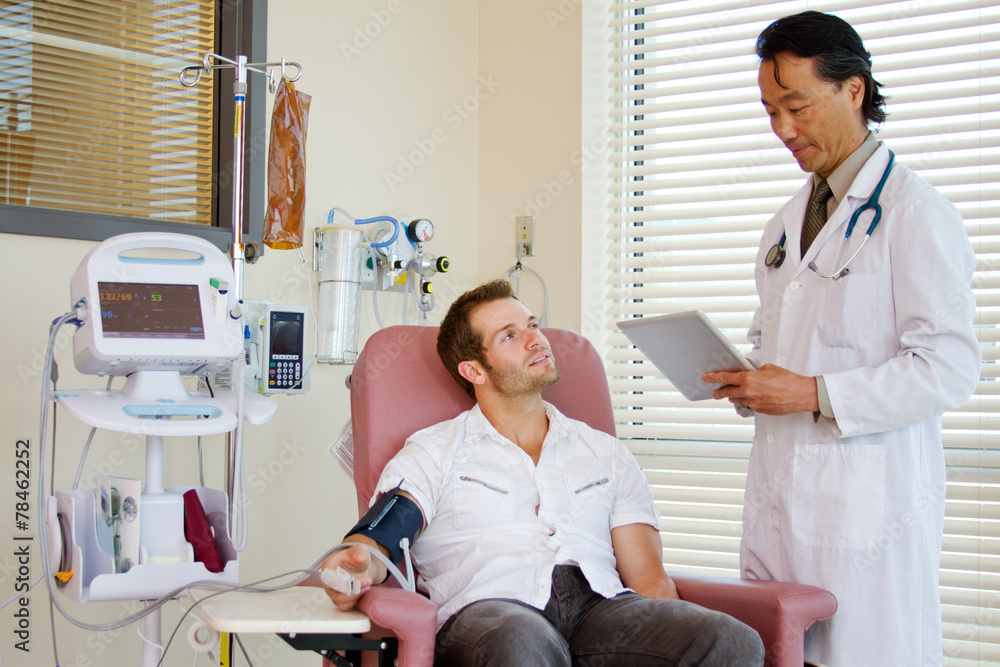 Obraz premium Doctor and patient conversing about care