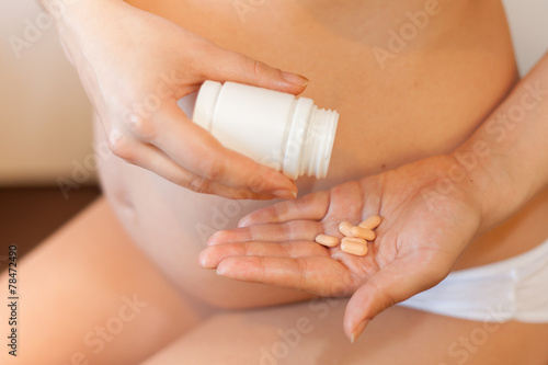 Pregnant woman uses vitamin pills