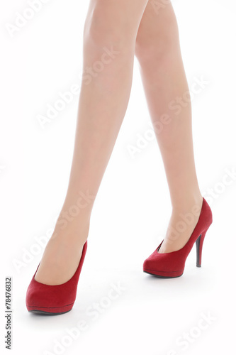 jeune femme marchant avec escarpins rouge