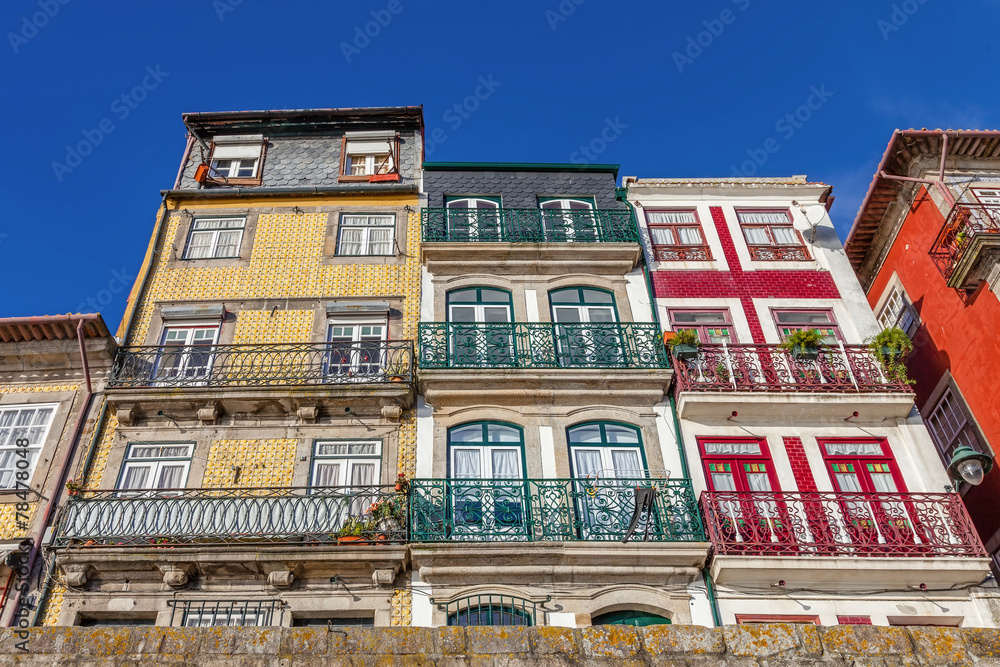 Obraz premium The typical colorful buildings of the Ribeira District in Porto
