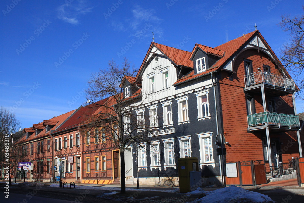 Obraz premium Breite Straße mit histor. Postamt in Hasselfelde/ Harz