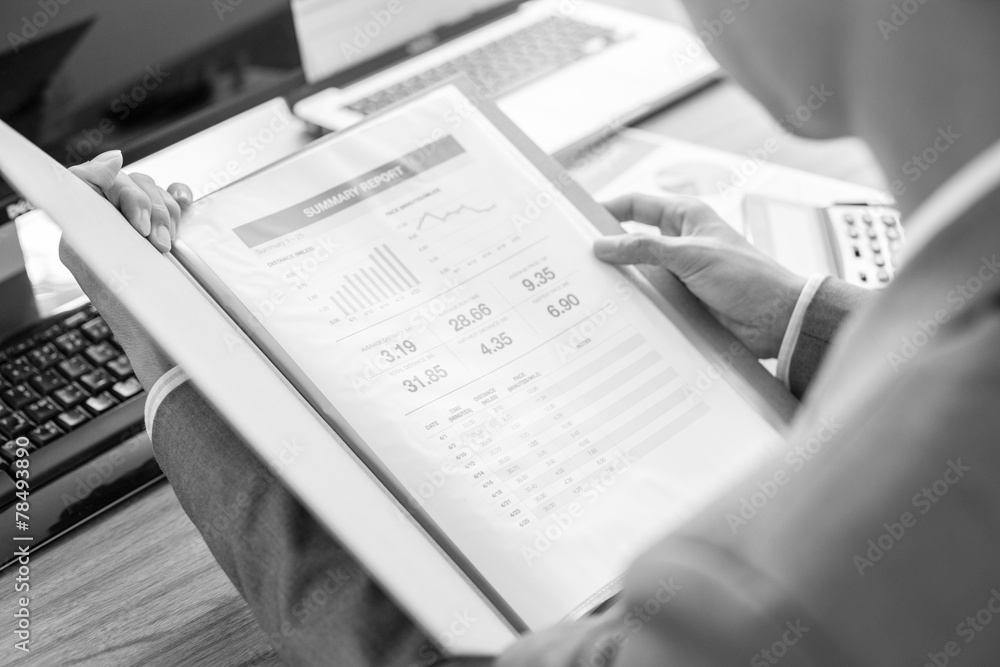 Obraz premium Business people discussing the charts and graphs showing the res