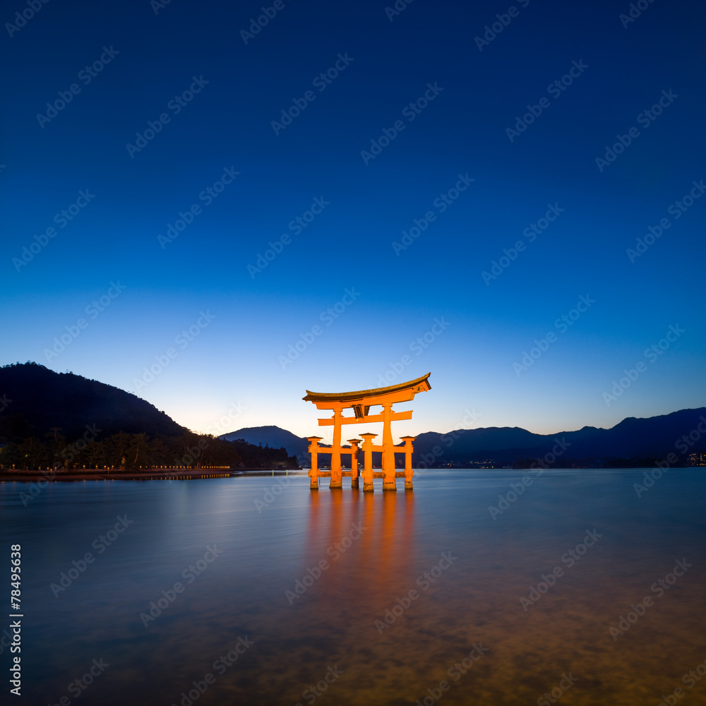 Miyajima Japan mit rotem Torii des Itsukushima Schreins - obrazy, fototapety, plakaty 