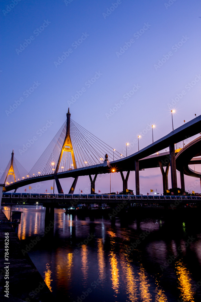 Fototapeta premium Scena nocy Most Bhumibol, Bangkok, Tajlandia