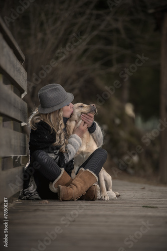 Ritratto di ragazza felice con Labrador retriever biondo © groster