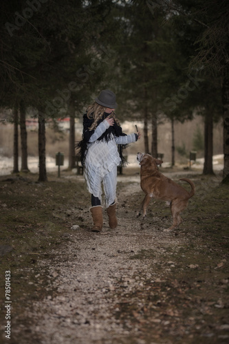 Obraz na płótnie Ritratto di ragazza felice con Labrador retriever biondo w salonie