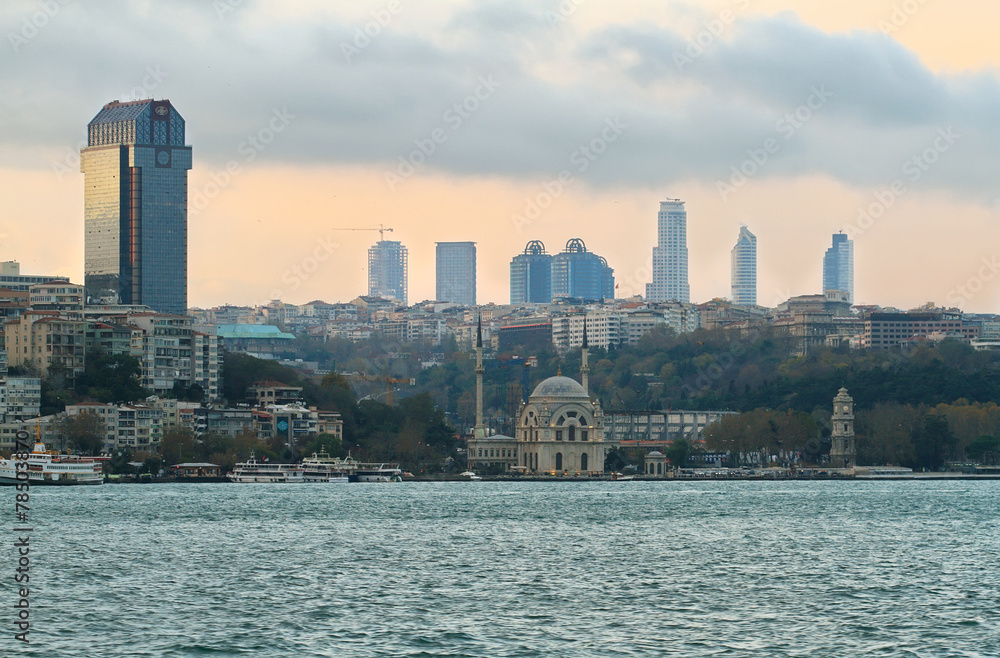 Fototapeta premium Istanbul skyline at evening