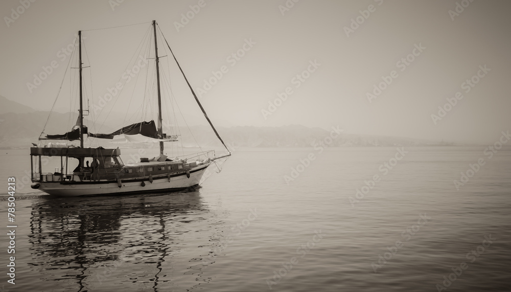 Photo tourist yachts set sail from Eilat