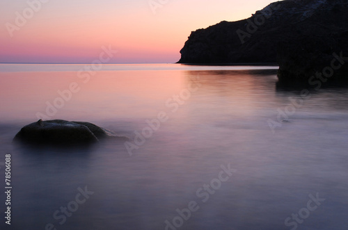 Пурпурный закат на морском берегу