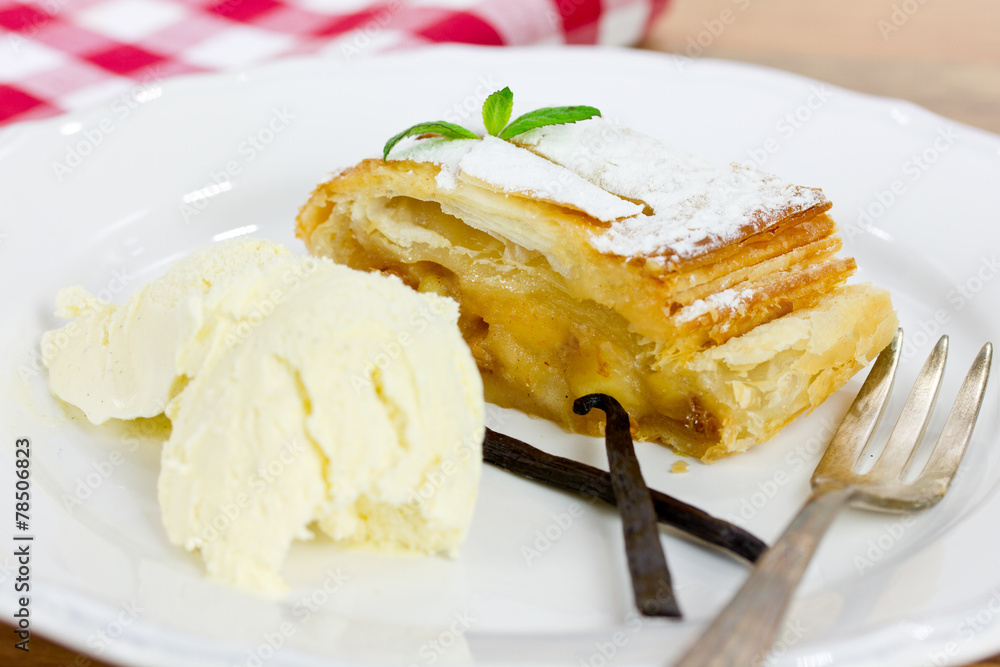 Apfelstrudel mit Vanilleeis Apfelstrudel mit Vanilleeis