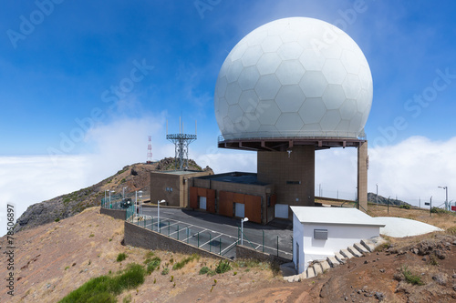Fototapeta Naklejka Na Ścianę i Meble -  Radar station at top of Pico do Arieiro, Madeira Island