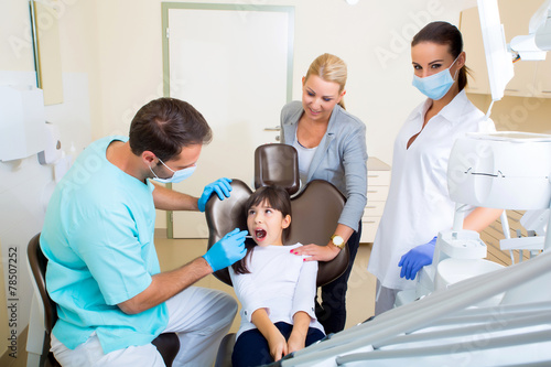 Kleines M  dchen mit ihrer Mutter beim Zahnarzt