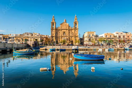 L'église Stella Maris, d'inspiration baroque et ses bateaux de pêche à Msida, Malte	 photo