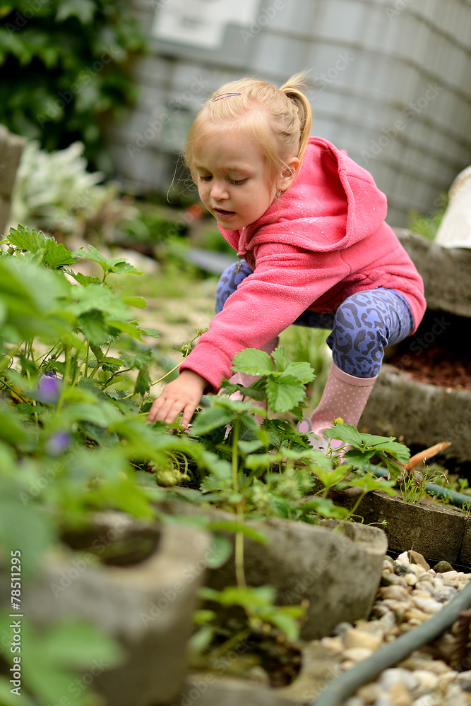 petite fille jardinage