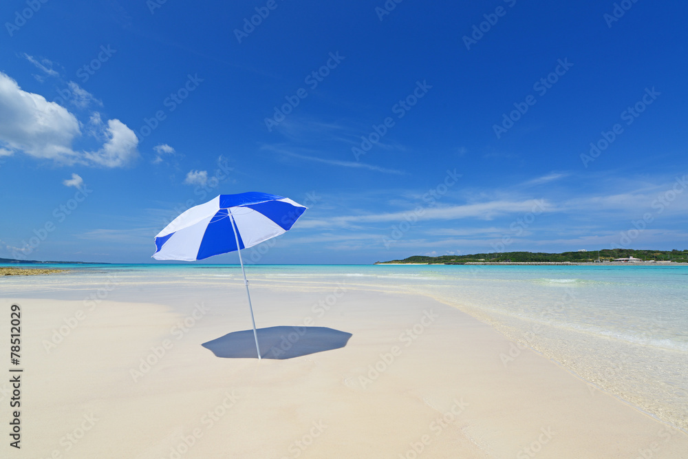 南国沖縄の美しいビーチと夏空