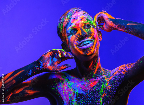 фотографія Man covered with fluorescent paint on color background