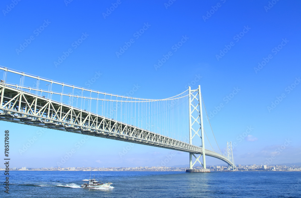 明石海峡大橋とボート