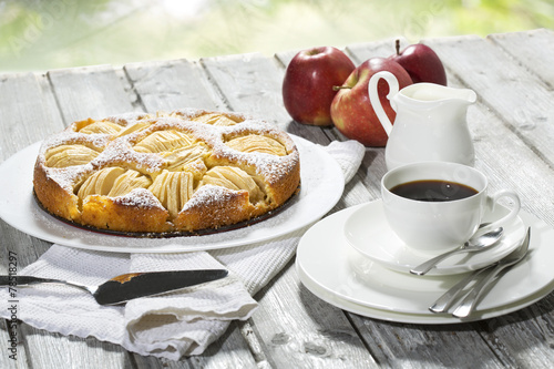 Apfelkuchen, Kaffeetasse und Teller, Äpfel auf Holz