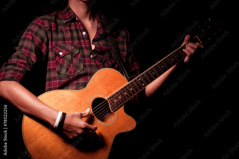 Obraz premium Long hair guy playing guitar acoustic