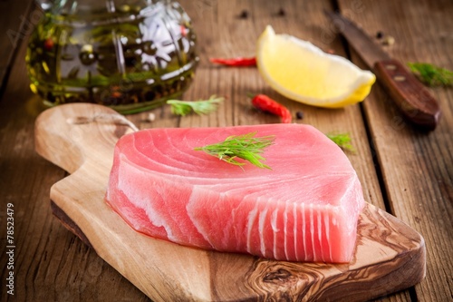 Raw tuna fillet with dill, lemon and olive oil