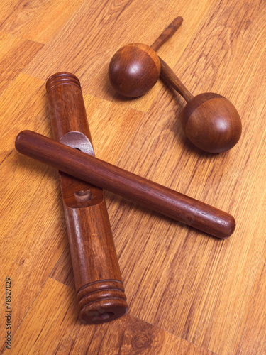 Obraz na plátně Maracas and claves on the wooden floor