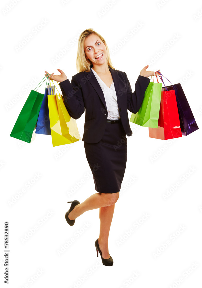 Lachende Geschäftsfrau mit Einkaufstaschen