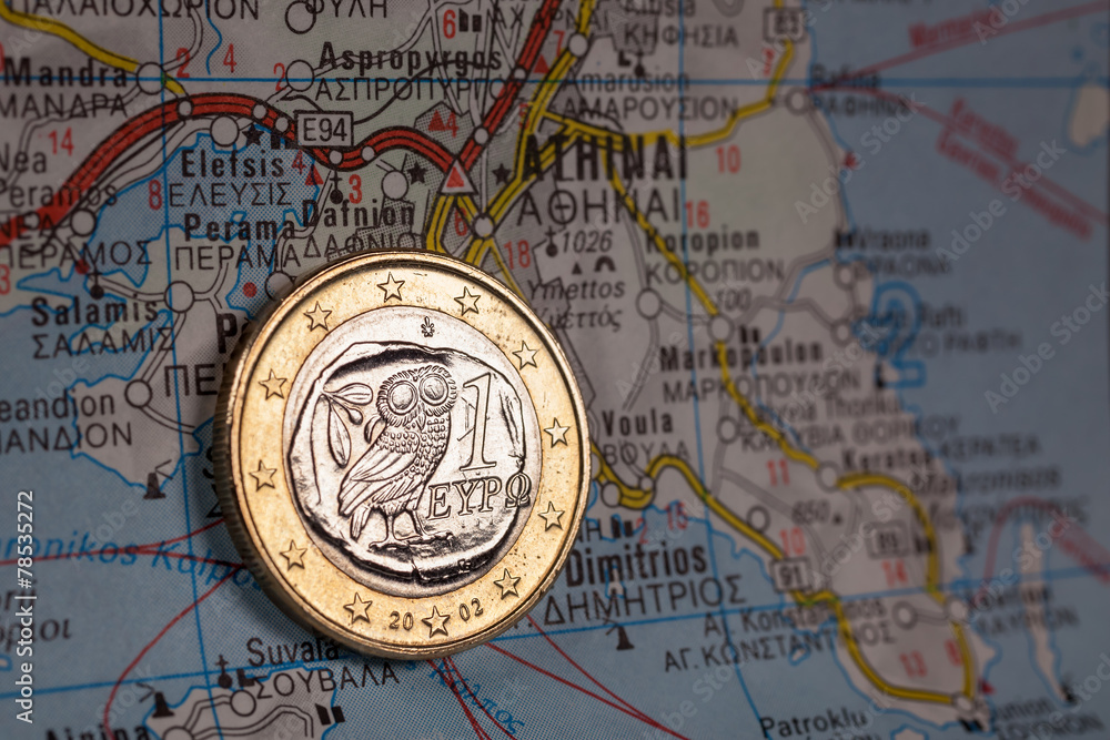 Griechische Euromünze auf Karte vor Athen Griechische Euromünze auf Karte vor Athen