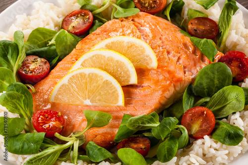 Roasted salmon, white rice and vegetables