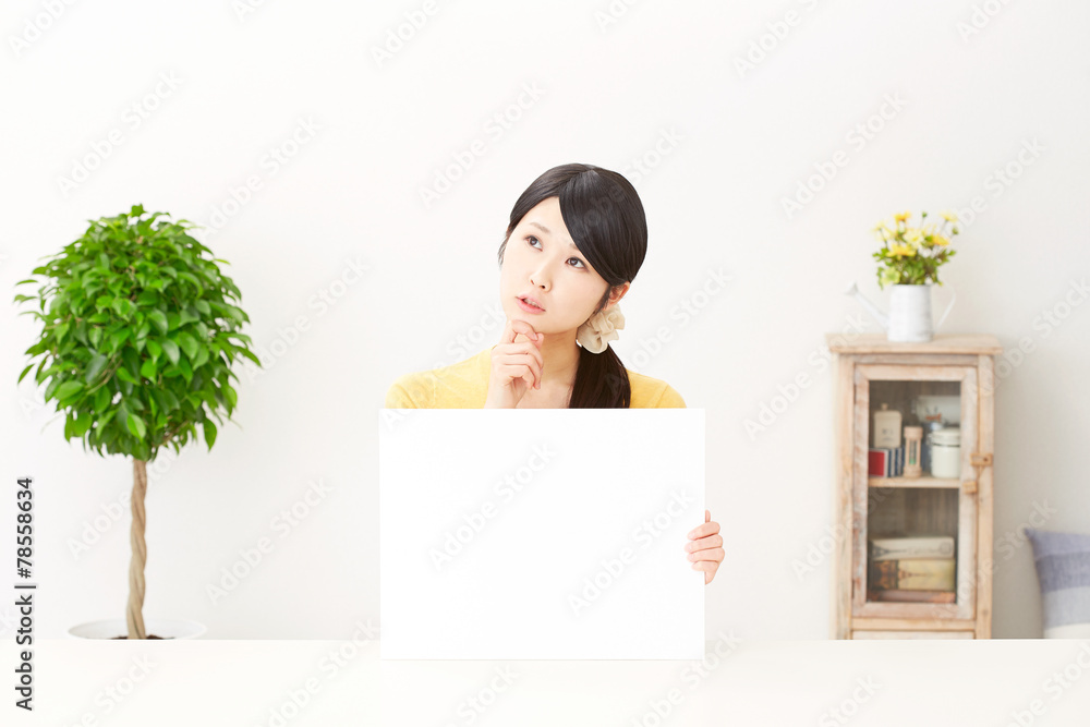 メッセージボードと考える女性