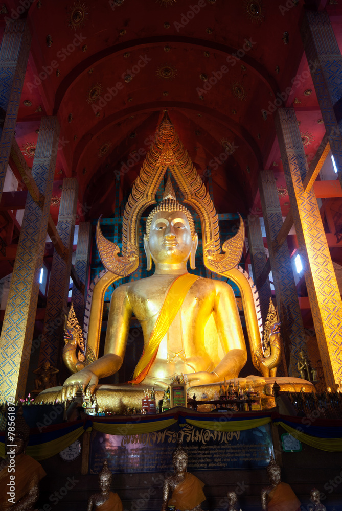 Obraz premium The famous large sitting Buddha in Thai Temple.