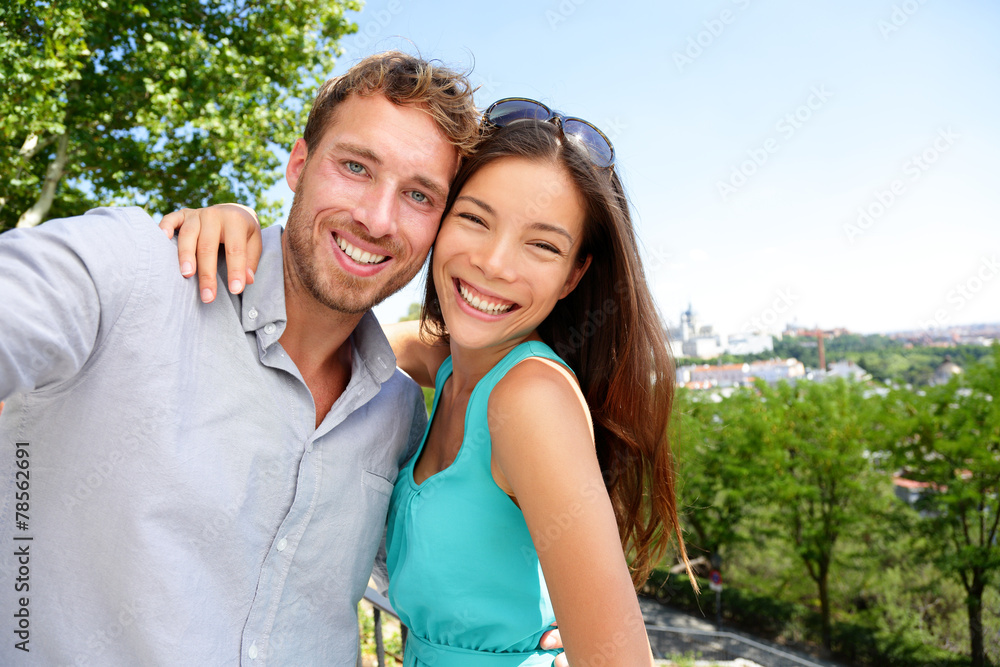 Naklejka premium Couple tourists taking travel selfie self portrait