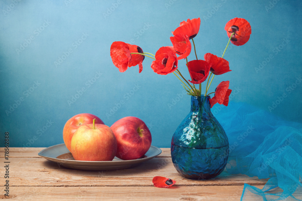 Fototapeta premium Retro still life with poppies and apples