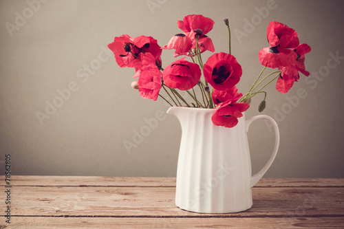 Fototapeta Naklejka Na Ścianę i Meble -  Poppy flower bouquet in white jug on wooden table