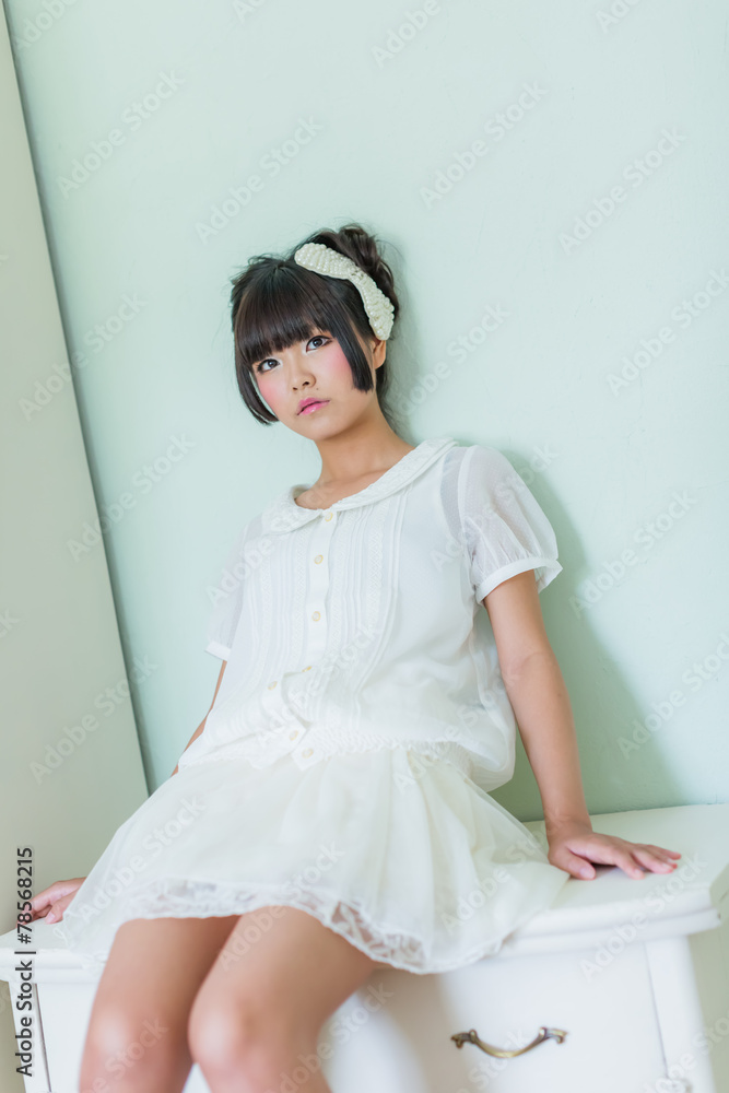 クローゼットに座る美少女