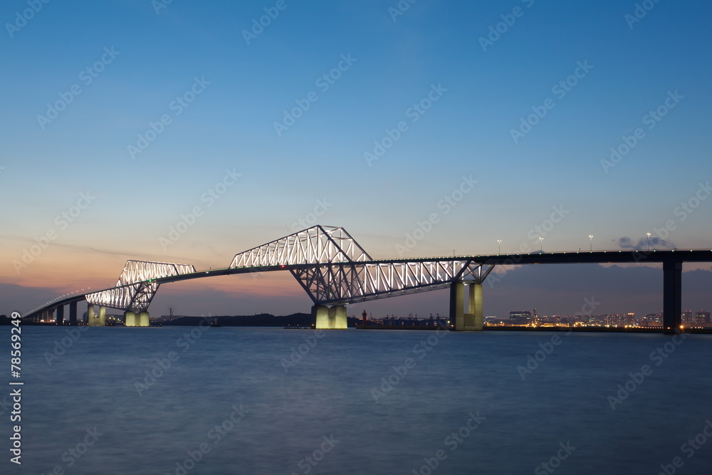 Obraz premium Tokyo gate bridge and Tokyo bay at twilight