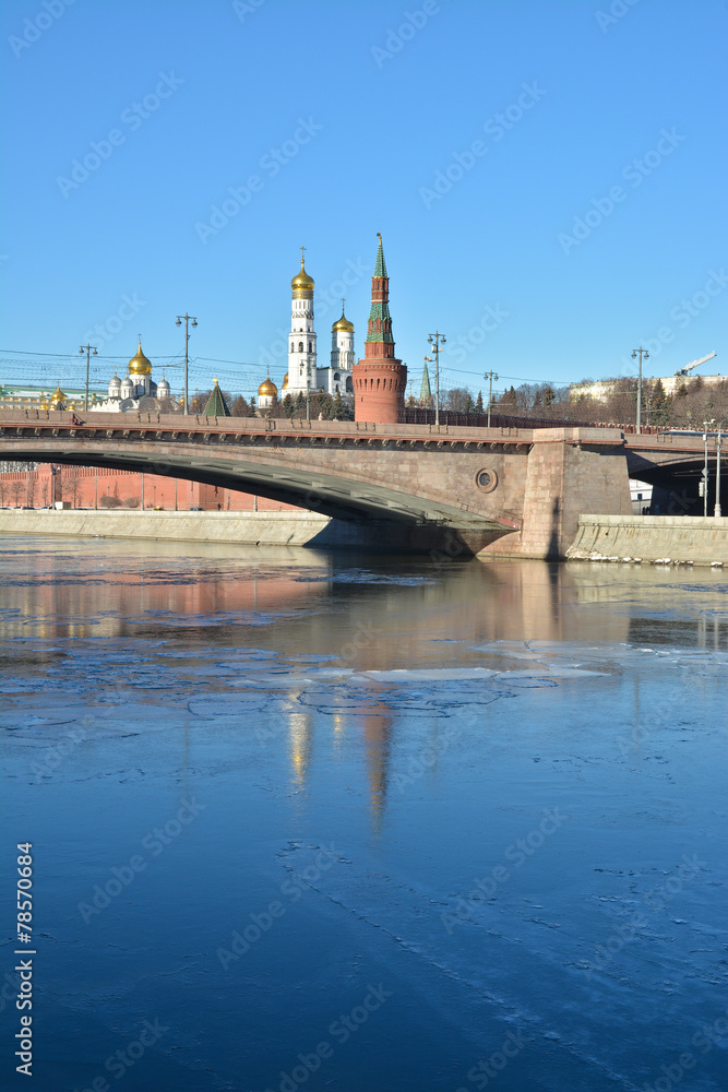 Moskvoretsky bridge in front of the Moscow Kremlin.