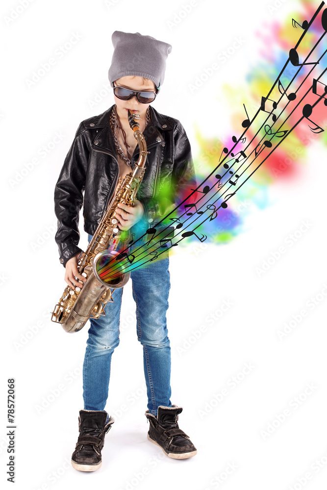Naklejka premium Junge mit Saxofon und Noten