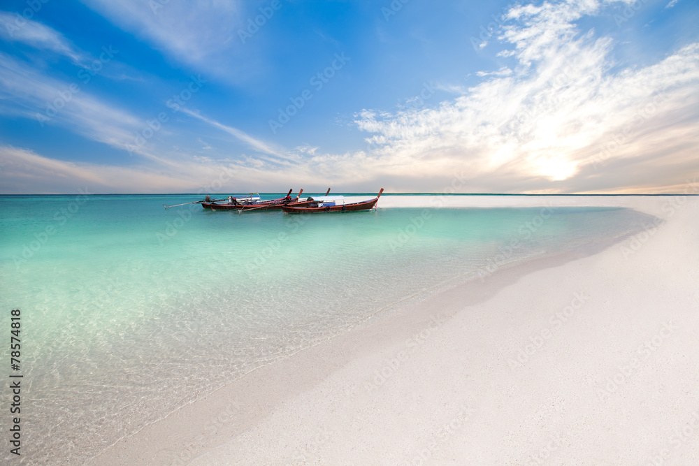 Obraz premium Fishing boats on the beach at sunrise time