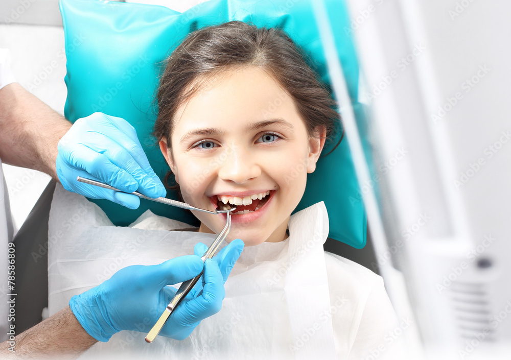 Dziecko u dentysty, przegląd dentystyczny - obrazy, fototapety, plakaty 