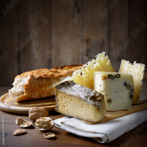 Bilde på lerret Bread, cheese and walnuts