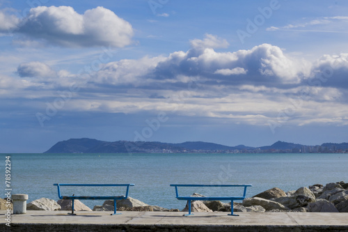 Panorama con coppia di panchine