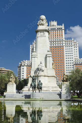 Monumento a Miguel de Cervantes en Plaza de España, Madrid.