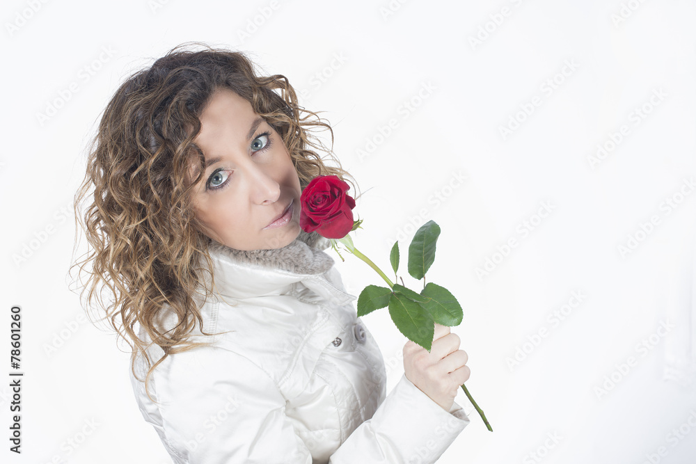 Donna bionda innamorata e felice con rosa rossa