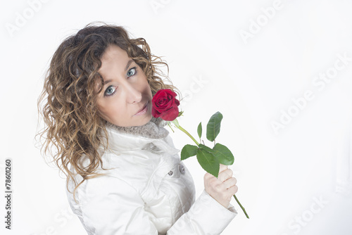 Obraz na płótnie Donna bionda innamorata e felice con rosa rossa w salonie