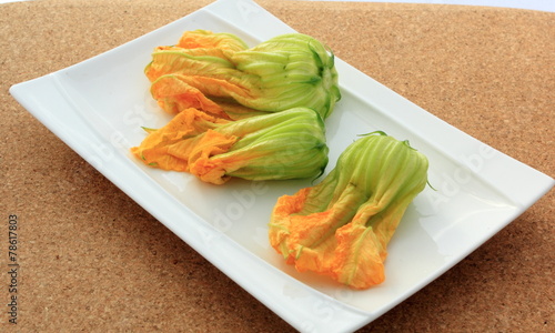 3 fleurs de courgette