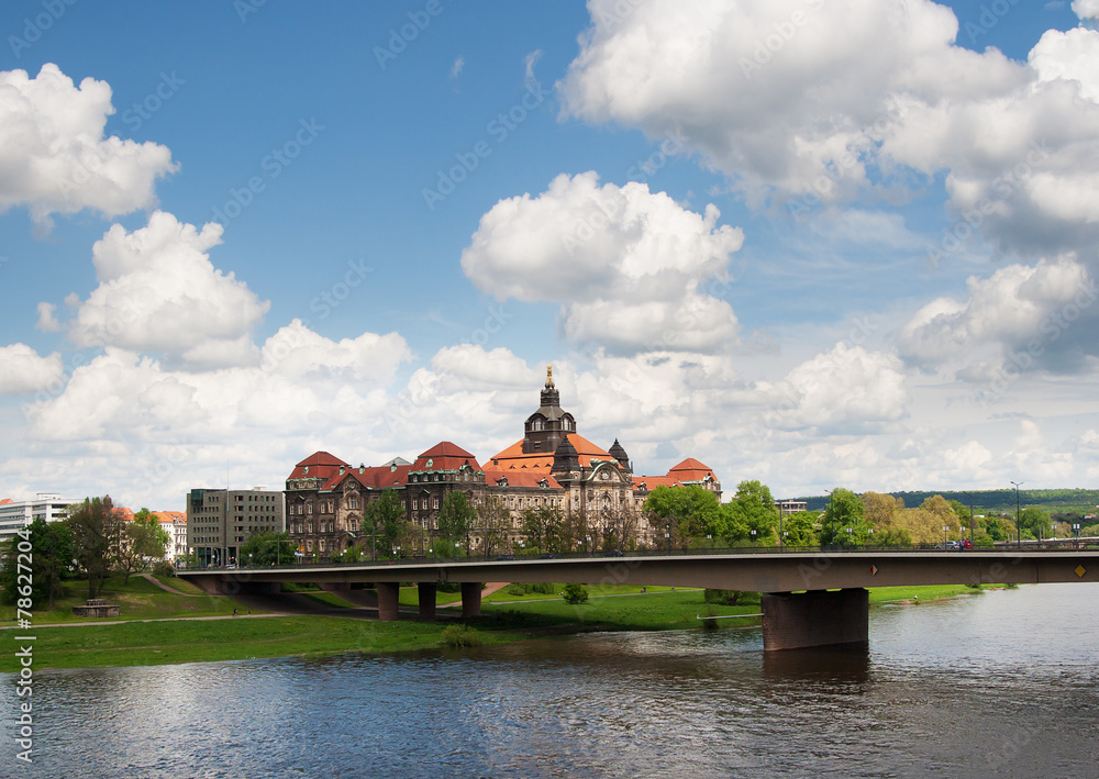 Obraz premium Panoramic view of Dresden and the river Elbe