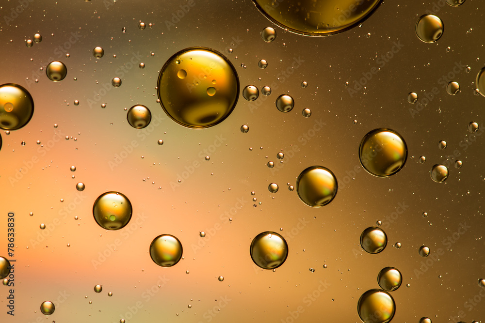 Oil and water abstract in metallic gold and brown - obrazy, fototapety, plakaty 