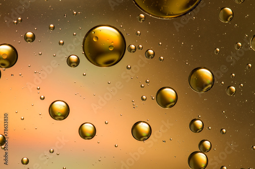 Streszczenie oleju i wody w metalicznym złocie i brązie