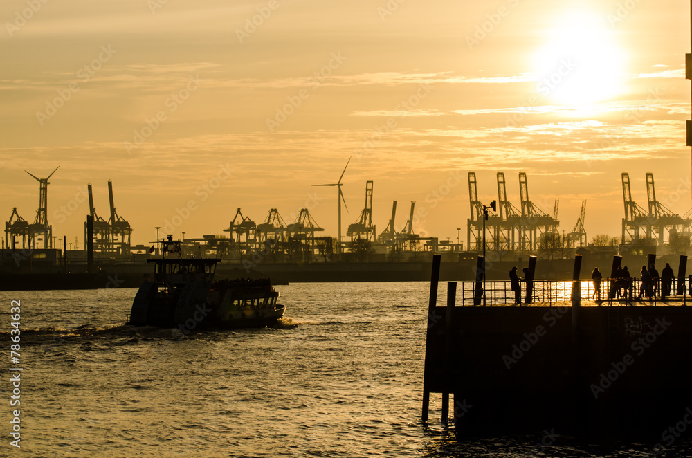 Blick bei Sonnenuntergang  auf Elbe Terminalhafen und Kräne