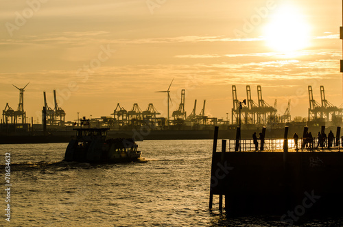 Blick bei Sonnenuntergang auf Elbe Terminalhafen und Kräne